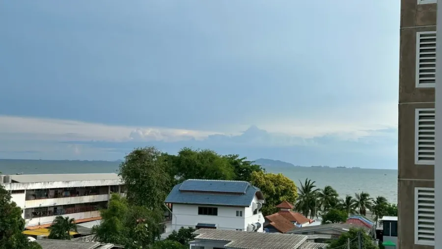 For sale or rent: The Blu X Bangsaen. A lovely unit on the 5th floor in a great location with unobstructed sea views. Don't miss out!