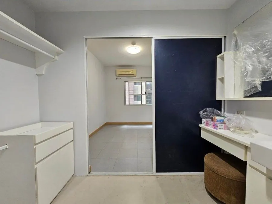 For sale: A Space ID Asoke-Ratchada, spacious empty room, 2 bedrooms, 2 bathrooms, very beautiful central area. Don't miss it.