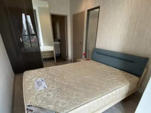 You can just come in and move in. Fully furnished. Everything is complete. This room has a beautiful view too. Ideo Mobi Rama 9 for rent.