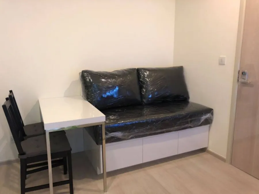 For rent Life Asoke, this room is new out of the box. White furnishings make the room look very spacious, high floor, premium view, book now.