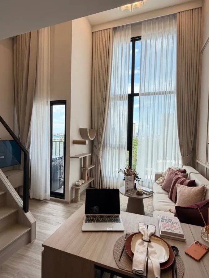 Selling a pre-sale unit at Origin Place Phetkasem. A lovely unit with high ceilings, a great location, and a beautiful view. Don't miss out!