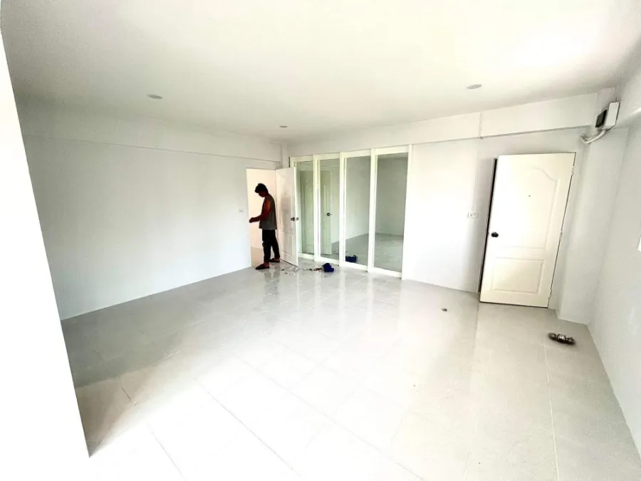 ขาย J.W.Place ชั้น 5 ห้องโทนสีขาว สะอาด สบายตา ราคาเบาๆ สบายกระเป๋า สายแต่งห้องไม่ควรพลาด