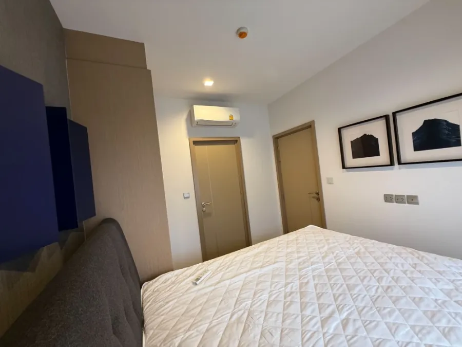 For rent: Kawa Haus, private corner room, good floor height, complete with furniture and appliances, lots of storage space. You must book this.