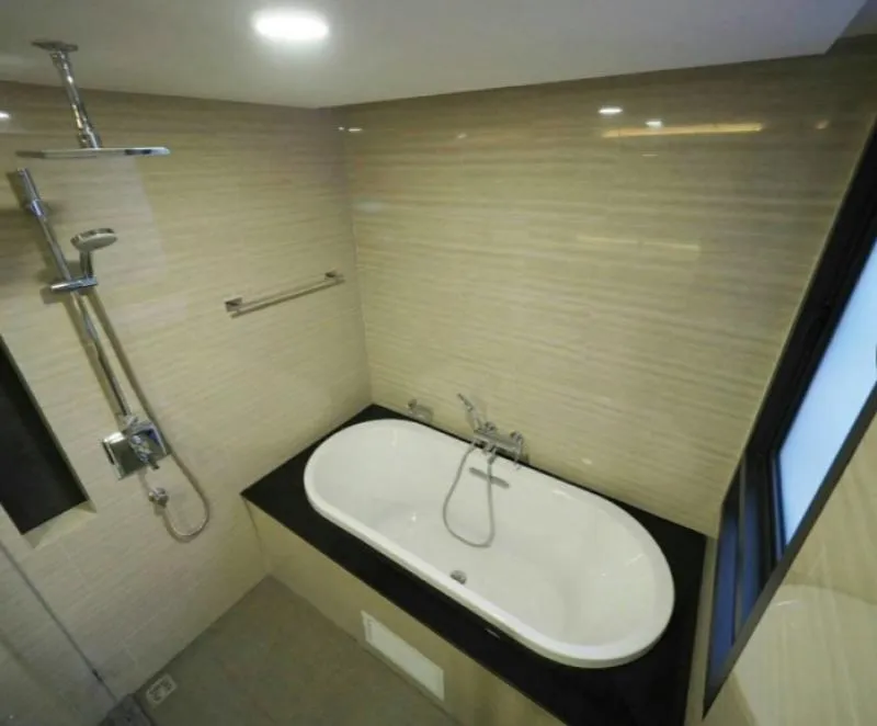 For rent / quick sale, Condo Class Langsuan, large room, beautiful decoration Fully furnished, city view, good location, easy to travel, near BTS, book now