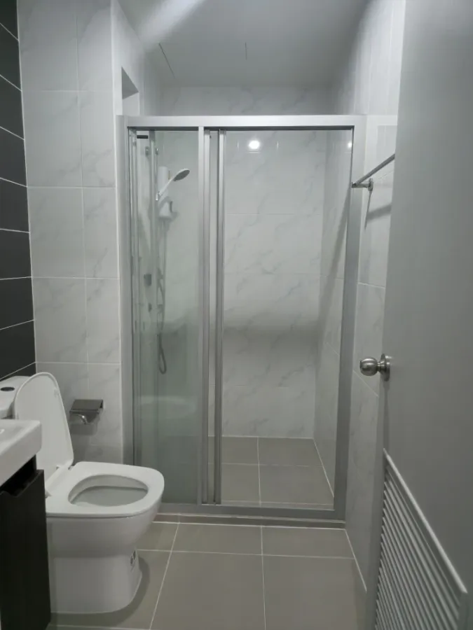 For rent: The President Charan, Yaek Fai Chai Station. The room is well-proportioned. Full amenities in the room. Reserve now.