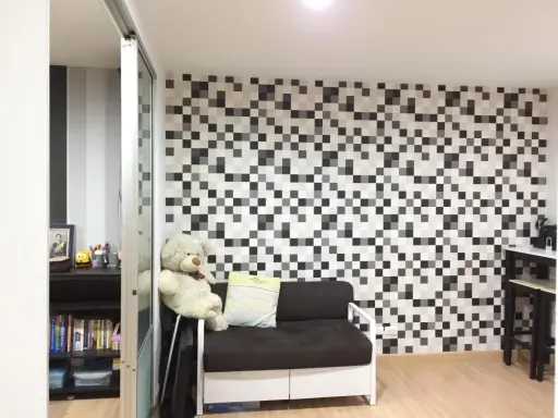 For sale: The Niche ID Ladprao-Wanghin, a lovely room with beautiful wallpaper and complete amenities. Reserve now!