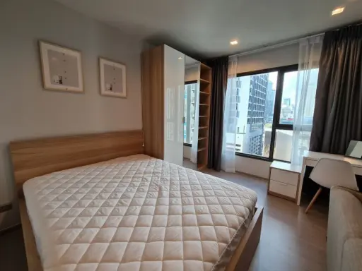 For rent Life Asoke-Rama 9, this room is decorated in minimal style, furnished, big screen TV, very satisfying. Don't wait, book now. images