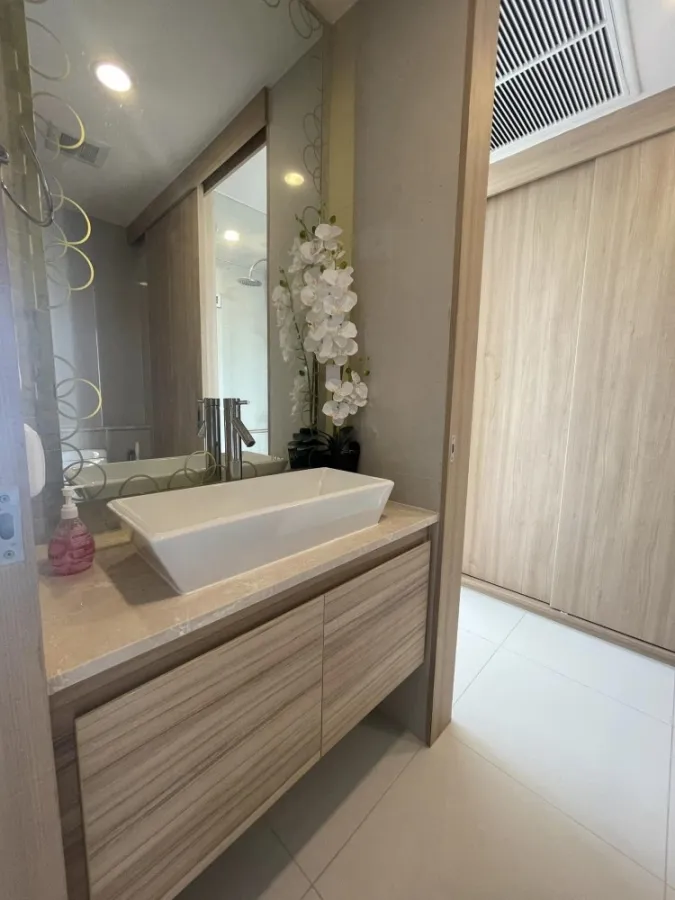 For rent, The Riviera Wongamat Beach (North Pattaya), very beautiful sea view. You can lie down and enjoy the view. Book now.