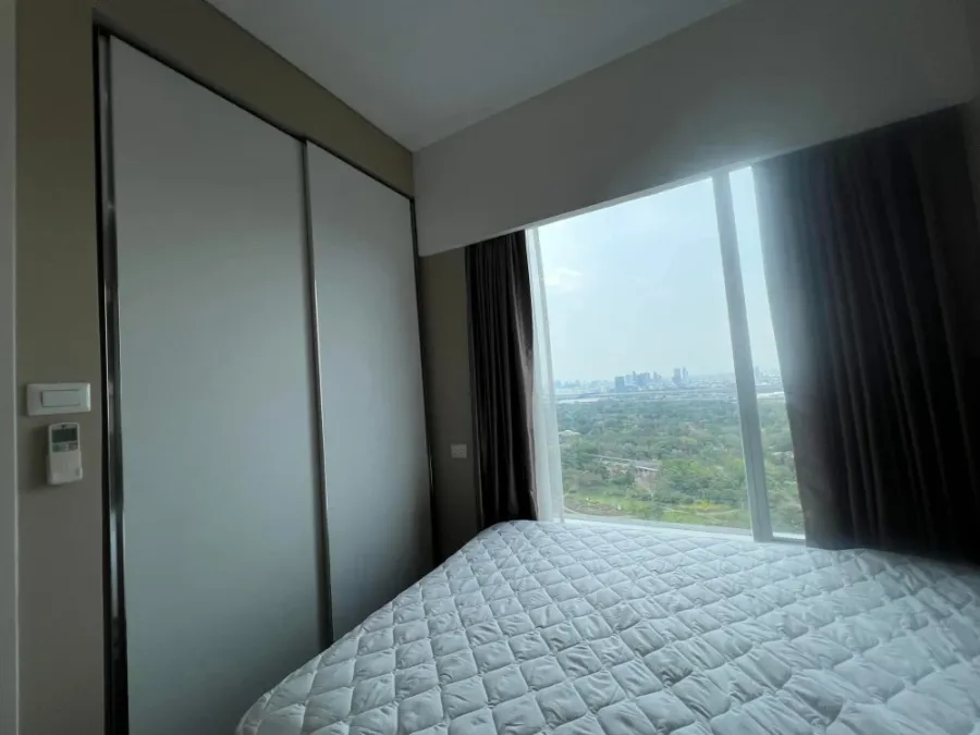 For rent: The Saint Residence, 2 bedrooms, 2 bathrooms, 26th floor (very high floor), with views of Chatuchak Park from both bedrooms. Grab it while y