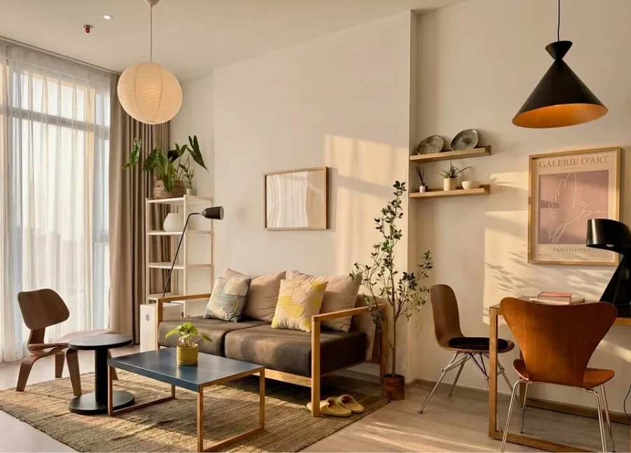 For rent: Rhythm Ekkamai Estate, decorated in a Cozy Modern concept with warm tones, offering a comfortable and spacious living area with plenty of na