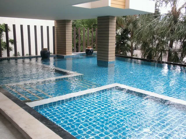 For rent: The Amethyst Sukhumvit 39, well decorated walls. Fully furnished, good price, just come and move in.