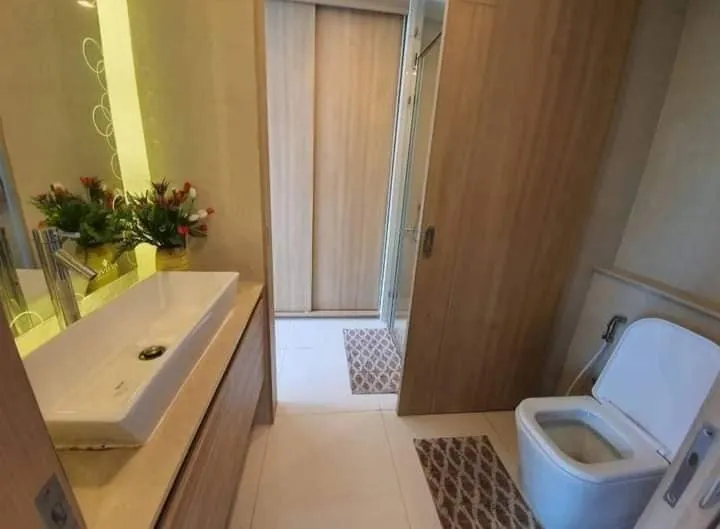 For rent, The Riviera Wongamat Beach (North Pattaya), simple decorated room, nice to live in, fully furnished, book now.