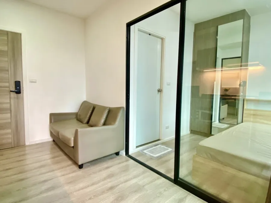 Kensington Sukhumvit-Theparak for rent, a lovely room with complete furniture and appliances. Just bring your bags and move in!