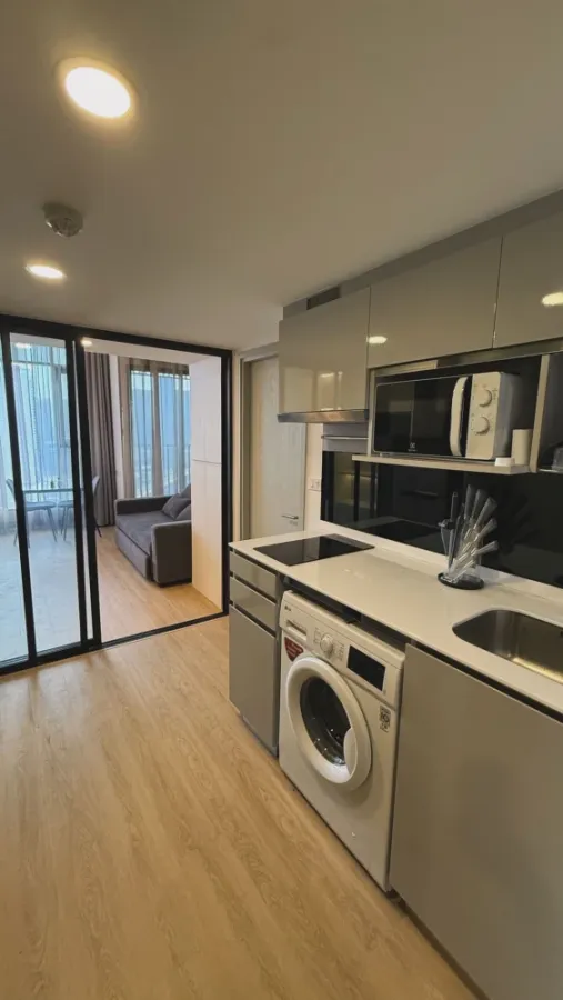 For rent: KnightsBridge Space Rachayothin.A lovely unit with high ceilings, spacious and airy,fully furnished,and with a walk-in closet. Don't miss it