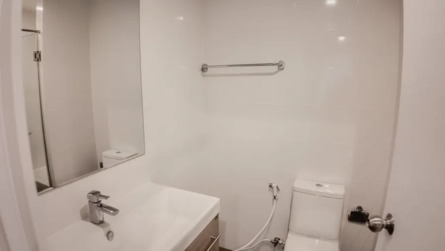 For rent: Metro Luxe Riverfront Rattanathibet. The room is beautifully decorated and very livable. Complete electrical appliances, urgent