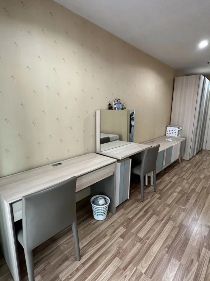 ขายคอนโด Regent Home 15 ห้องติดวอลเปเปอร์อย่างดี ห้องไม่แคบ โล่งอยู่สบาย รีบจองเลย