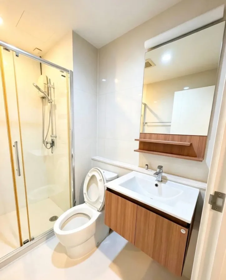 Selling a condo at Fuse Chan - Sathorn. The unit is partitioned into well-defined zones and comes at a great price. Book now! Don't miss out!