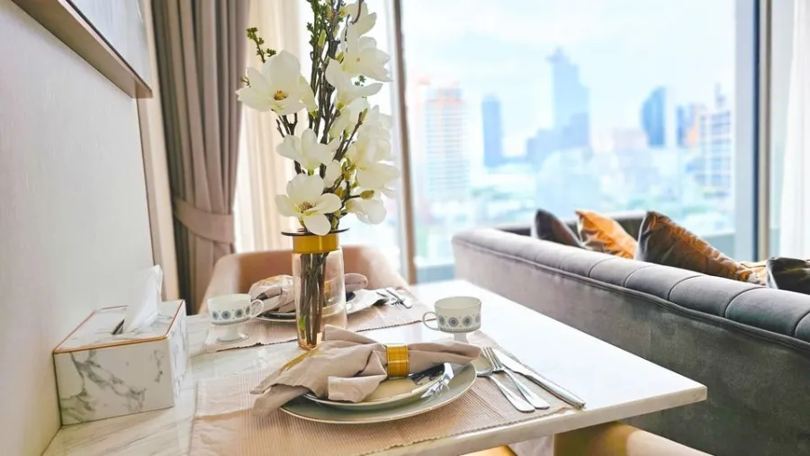 Condo for rent, Saladaeng One, beautifully decorated room, looks very expensive, comfortable to sleep, premium grade furniture, book now.