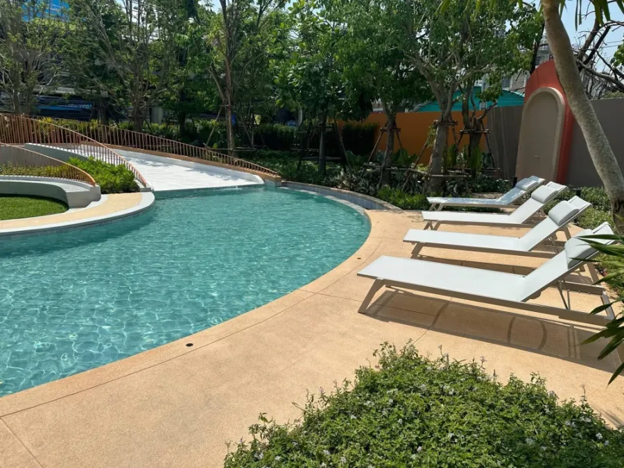 Down payment sale for IDEO Ramkhamhaeng - Lam Sali Station. Beautiful corner room, not hot from the sun, good breeze, open view, no buildings blocking