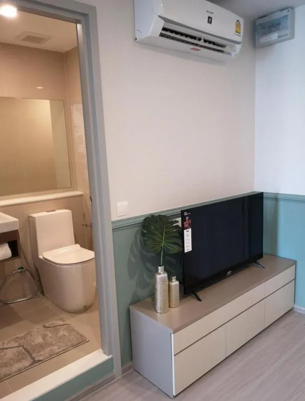 Aspire Asoke-Ratchada Condo for rent, new room, beautiful decoration, tight furniture, complete electrical appliances. End up in one room