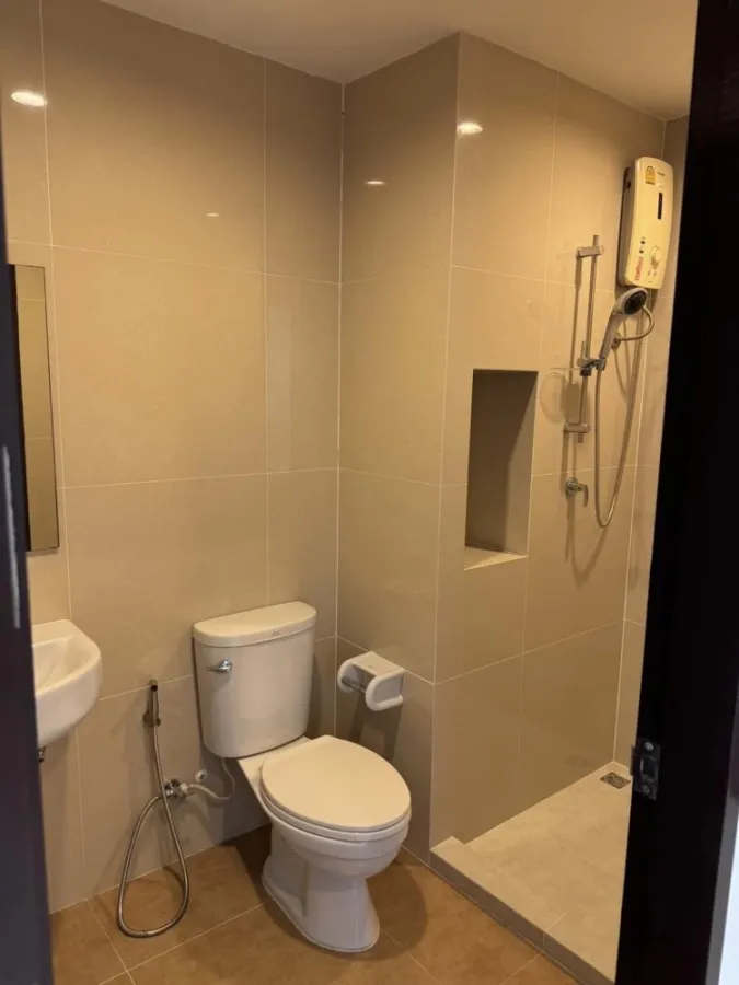 For rent: B-Live Tiwanon, very good location, close to shopping areas and the BTS. Traveling is very convenient. Good like this, reserve now.