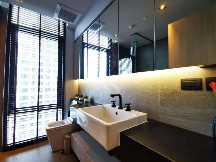 Selling The Lofts Asoke, 2 bedrooms, spacious living area, great location, fully furnished. Don't miss out!