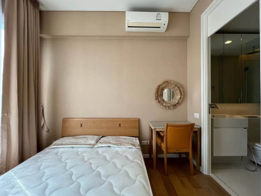 For rent: The Saint Residences, 40th floor, highest floor, fully furnished, hurry and reserve before you miss out.