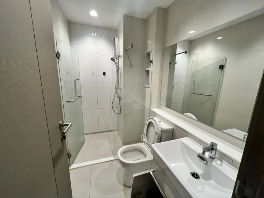 For rent: Life Asoke Rama 9, spacious room. Usable space remaining You have to hurry and reserve it before you miss out on the good stuff.