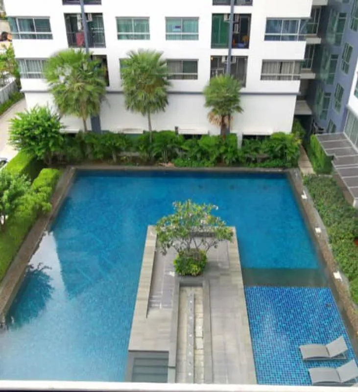ขาย D Condo รัตนาธิเบศร์ ระเบียงหันทิศเหนือ วิวเป็นหมู่บ้านโล่งๆ อากาศถ่ายเทมาก พื้นที่ใหญ่จุใจสุดๆ