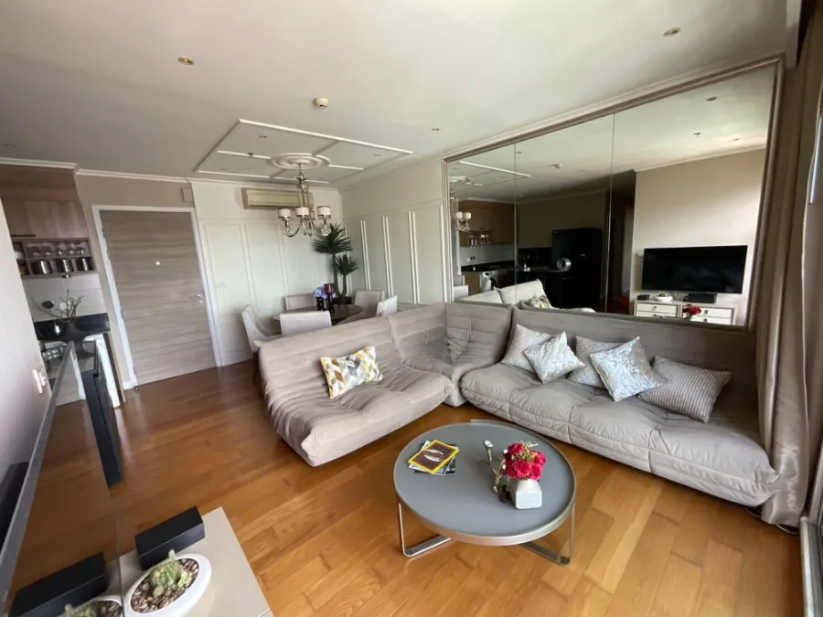 Condo for rent, Hive Taksin, very beautifully decorated, big sofa, very comfortable to sit on. Don't postpone it, book now.