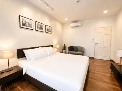 Condo for rent, Chewathai Ratchaprarop. Spacious and comfortable unit with ample living space and complete amenities. Book now! images