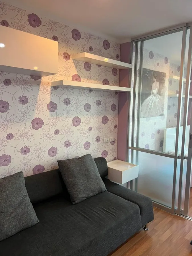 For rent, Lumpini Park Rama 9-Ratchada, 1 bedroom, with colorful wallpaper, very inviting, hurry to book before you miss it.