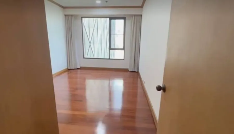 Urgent sale! Condo Baan Chao Phraya, empty room, 17th floor, Chao Phraya River view, spacious usable area, must hurry and reserve now.
