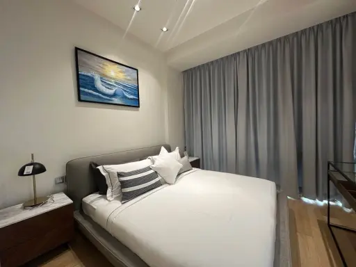 Condo for rent 28 Chidlom, very beautifully decorated room, very comfortable to sleep, good furniture. Big screen TV. Reserve now.