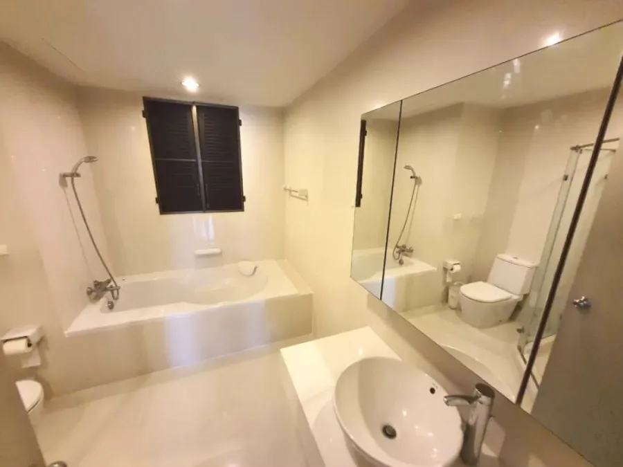 For rent, Amanta Ratchada, very spacious room, has a walk-in closet, plus lots of built-in furniture. Don't wait, book now.