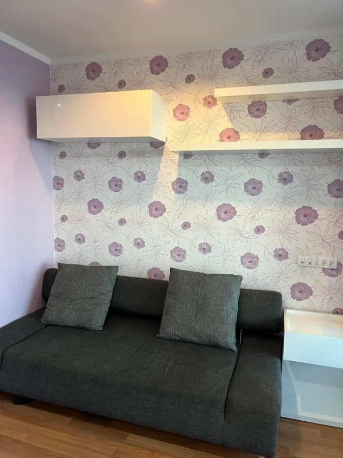 For rent, Lumpini Park Rama 9-Ratchada, 1 bedroom, with colorful wallpaper, very inviting, hurry to book before you miss it.