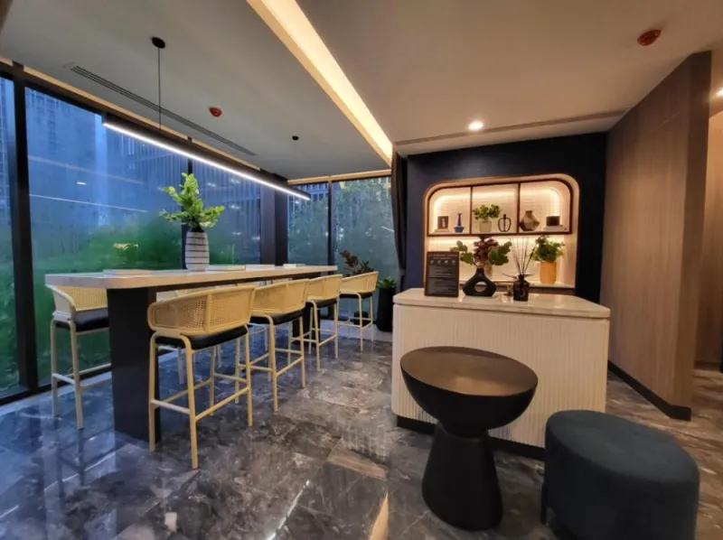 ให้เช่า The Base Phetchaburi-Thonglor ห้องใหญ่ห้องมุม เฟอร์นิเจอร์และเครื่องใช้ไฟฟ้าครบ หิ้วกระเป๋าเข้าอยู่ได้เลย