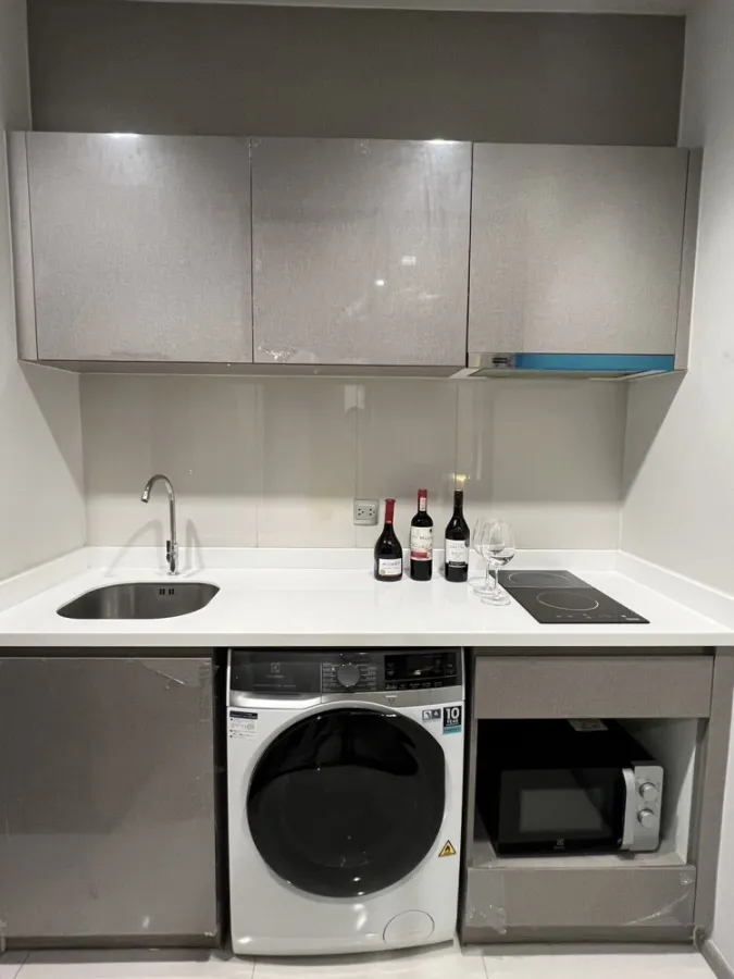 Condo for rent, Life Asoke-Rama 9, ready-to-move-in condo on prime location, business area, urgent!!