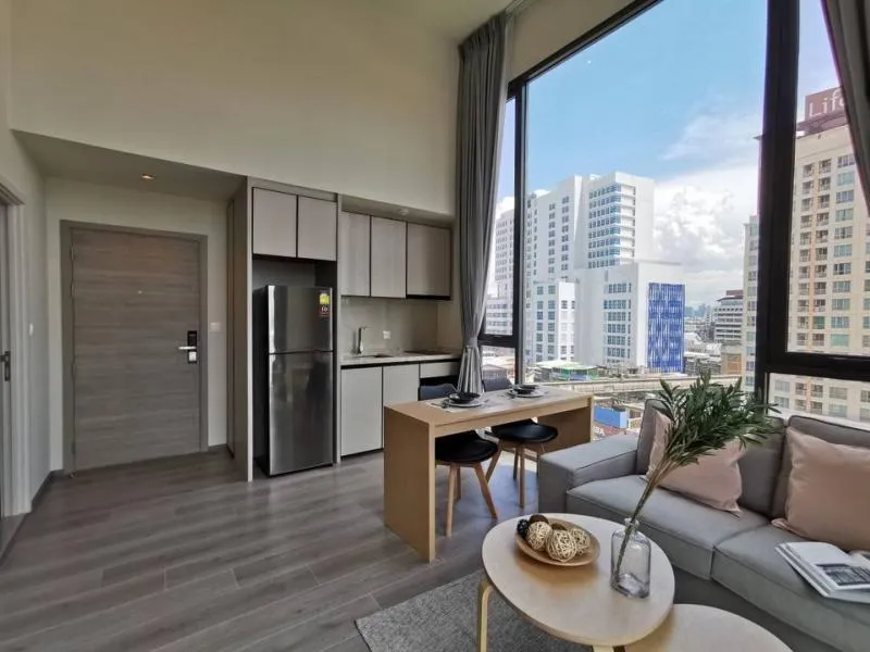 For sale / rent The Reserve Phahon-Pradipat. Beautifully decorated with built-in, corner room, 2 sides view, high mirror makes the room wide.