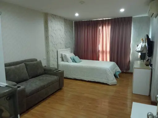 For sale: Double U Condo Phahon-Lat Phrao, good wallpaper installed throughout the room. Complete with a complete set of furniture, don't miss it.