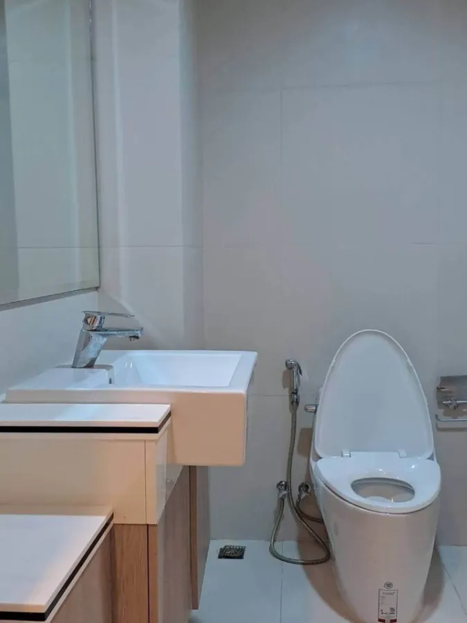For rent: The Crest Sukhumvit 24, spacious room, comfortable to live in, complete with furniture and electrical appliances. Hurry and reserve now.