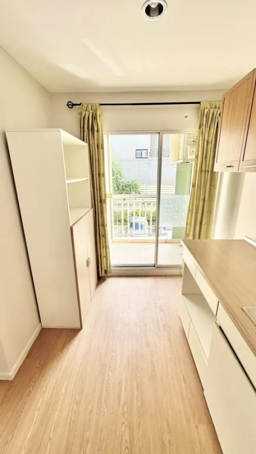 For sale or rent: Lumpini Condo Town Ramindra-Lat Pla Khao. A lovely room with complete furnishings. Just bring your bags and move in!