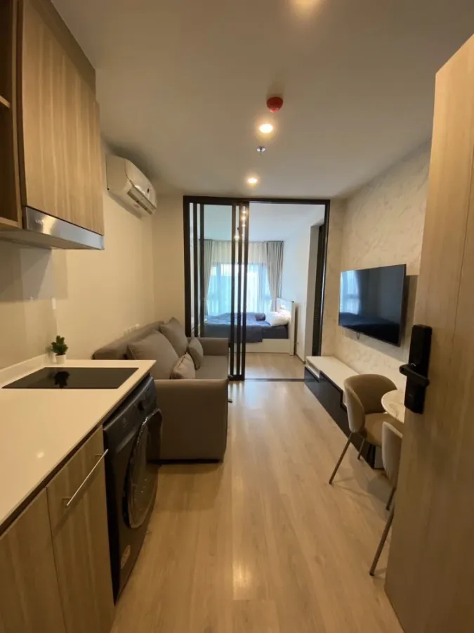 For rent: Life Rama 4 - Asoke, 1 bedroom, 1 bathroom, fully furnished, with walk-in closet. Don't miss this great deal!