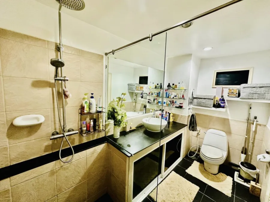 For rent: Nova Mirage, very spacious room. Big screen TV, watch movies to your heart's content The leather sofa is comfortable and not hot. Hurry and