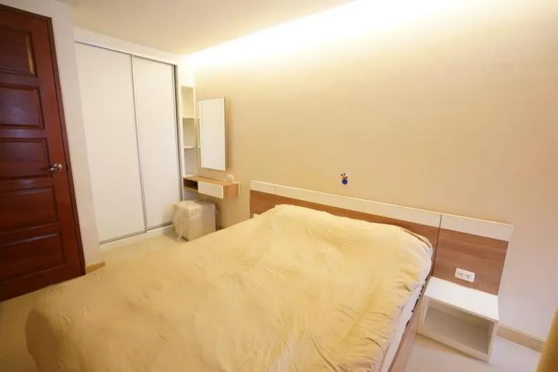 Spacious room, nice to sleep Ready to use, near the mall, near MRT, rent at Emerald Residence Ratchada