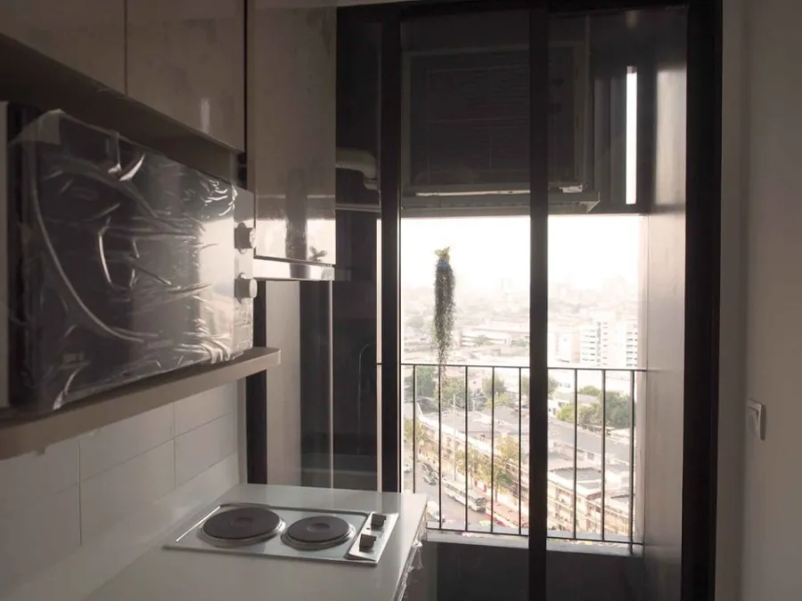 Ideo Q Chula–Samyan for rent, studio room, 14th floor, has a very beautiful city view. Furnished with luggage dragging in.
