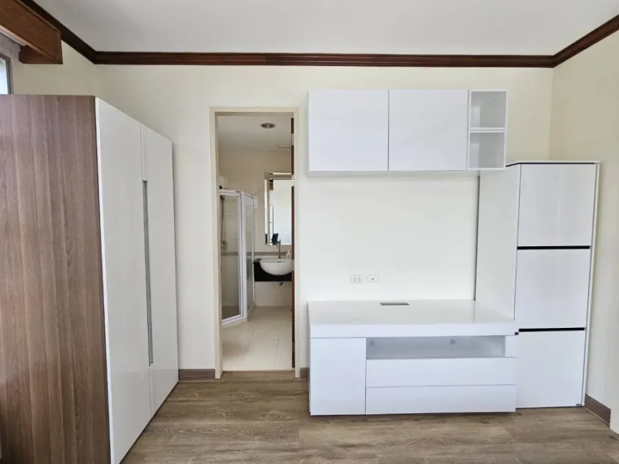 House for rent in the middle of Siam-Pathumwan, 3 bedrooms, 3 bathrooms, fully furnished, hurry and reserve before it's gone.