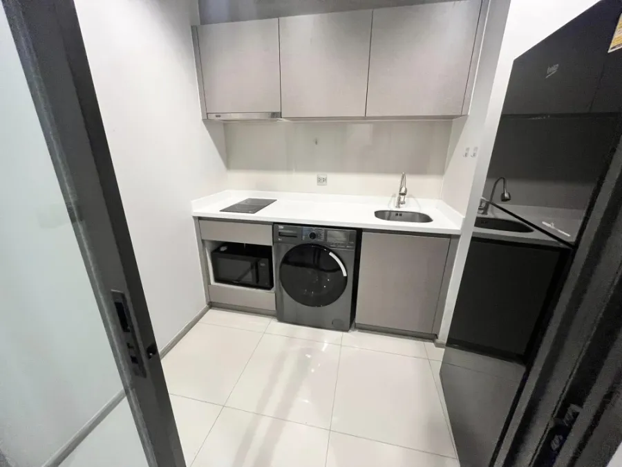 For rent: Life Asoke Rama 9, spacious room. Usable space remaining You have to hurry and reserve it before you miss out on the good stuff.
