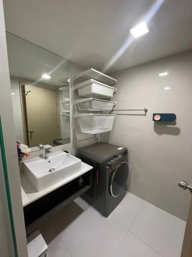 For sale or rent: Monique Sukhumvit 64, 1 large bedroom, corner room, fully furnished, swimming pool view, ready to move in immediately.