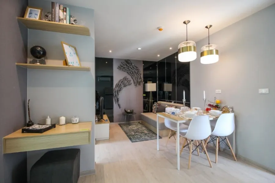 Sale down payment, Senakit, BTS Saphan Mai, corner room, very private, big room, not expensive, hurry up and book now.